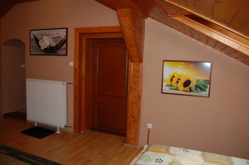 Penzion A Restaurace U Mamy Hotel Frýdek-Místek Szoba fotó